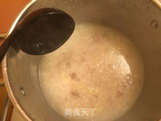 免治牛肉窝蛋粥的做法步骤：2