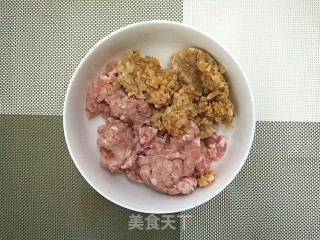 【猪油渣萝卜包子】的做法步骤：1