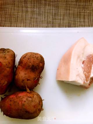 土豆红烧肉的做法步骤：1
