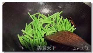 炝炒茼蒿杆的做法步骤：3