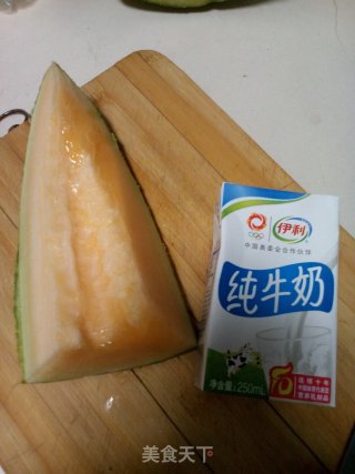 哈密瓜奶昔的做法步骤：1