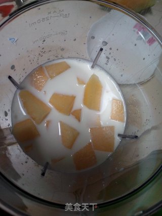 哈密瓜奶昔的做法步骤：4