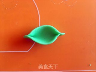 “冬季里的新鲜蔬菜“——苹果派（翻糖膏蔬菜）的做法步骤：15