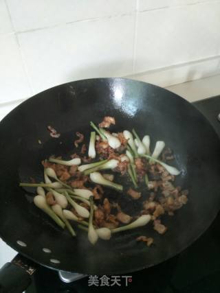 腊肉炒葱的做法步骤：3