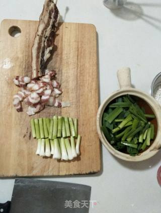 腊肉炒蒜苗的做法步骤：1