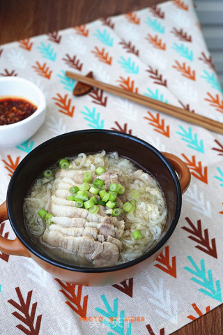 【酸菜汆五花肉】的做法步骤：6