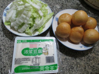 白菜油面筋煮豆腐的做法步骤：1