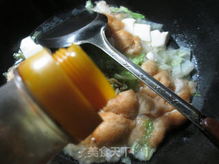 白菜油面筋煮豆腐的做法步骤：7