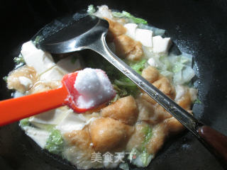 白菜油面筋煮豆腐的做法步骤：8