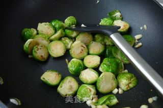 金沙小甘蓝的做法步骤：6