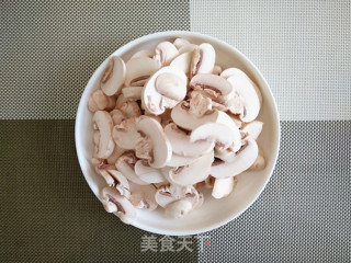 【口蘑胡萝卜炒肉】的做法步骤：1