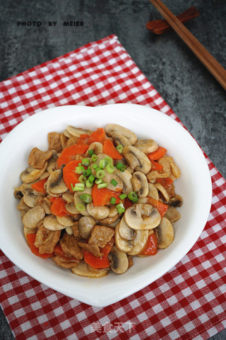 【口蘑胡萝卜炒肉】的做法步骤：11
