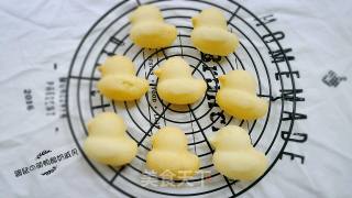 小黄鸭酸奶戚风蛋糕的做法步骤：18