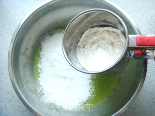 菠菜戚风蛋糕【8寸】的做法步骤：7