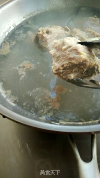 葱烧土豆排骨的做法步骤：2