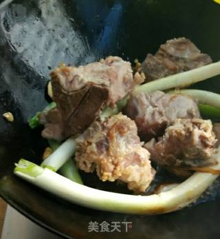 葱烧土豆排骨的做法步骤：7