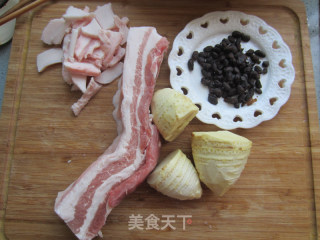 小炒冬笋五花肉的做法步骤：1