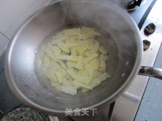 小炒冬笋五花肉的做法步骤：5