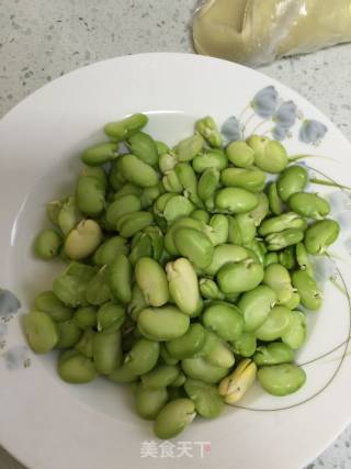 莴笋叶炒蚕豆的做法步骤：1