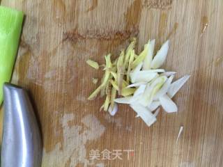 莴笋叶炒蚕豆的做法步骤：3