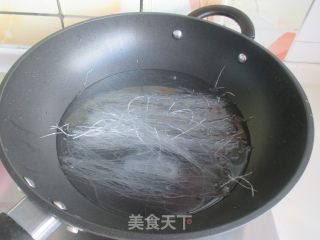 粉丝炒鸡蛋的做法步骤：2