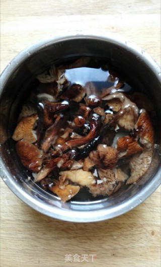 小鸡烧肉蘑的做法步骤：2