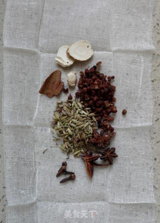 家传秘制卤牛肉的做法步骤：4