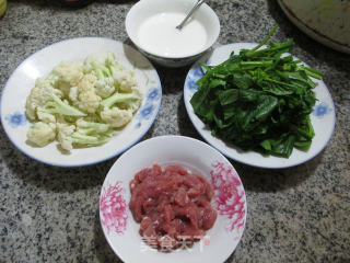 里脊肉菠菜花菜羹的做法步骤：1