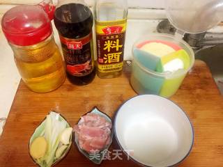 蟹味菇炒肉的做法步骤：1
