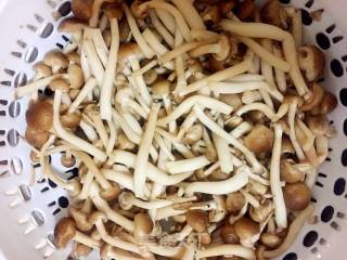 蟹味菇炒肉的做法步骤：2
