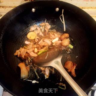 蟹味菇炒肉的做法步骤：4