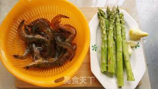芦笋炒大虾的做法步骤：1