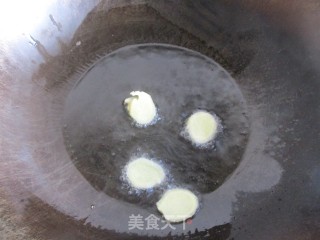 香菇炒芹菜的做法步骤：2