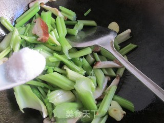 香菇炒芹菜的做法步骤：4