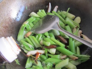 香菇炒芹菜的做法步骤：5
