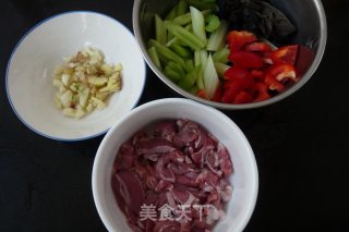 木耳芹菜炒羊肉的做法步骤：1