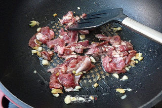 木耳芹菜炒羊肉的做法步骤：5