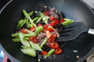 木耳芹菜炒羊肉的做法步骤：6