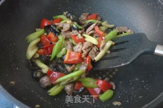 木耳芹菜炒羊肉的做法步骤：7