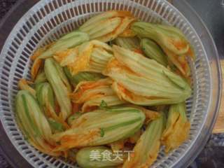 油煎南瓜花（私房菜 7）的做法步骤：1