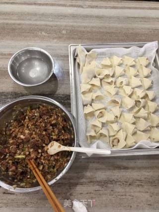 家常小馄饨的做法步骤：1