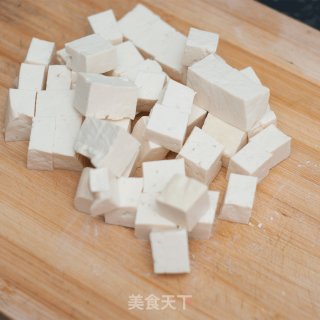 西红柿青椒烩豆腐的做法步骤：1