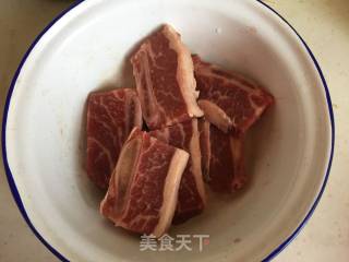 煎牛仔骨的做法步骤：1