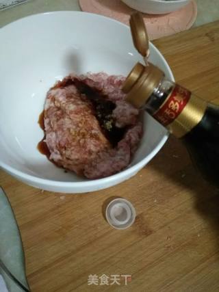 自制好吃又简单的肉肠哦的做法步骤：2