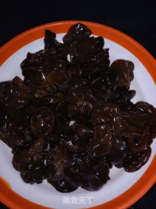 凉拌麻辣木耳的做法步骤：2