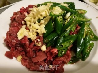 青椒牛肉丝（家常下饭菜）的做法步骤：3