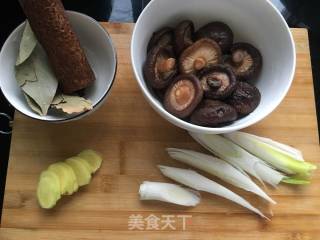 香菇鸡汤的做法步骤：2