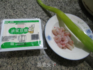 虾仁莴笋煮豆腐的做法步骤：1