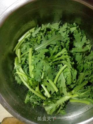 蒜香茼蒿的做法步骤：1