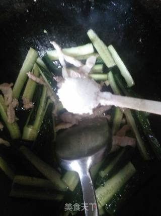 青瓜炒肉的做法步骤：7